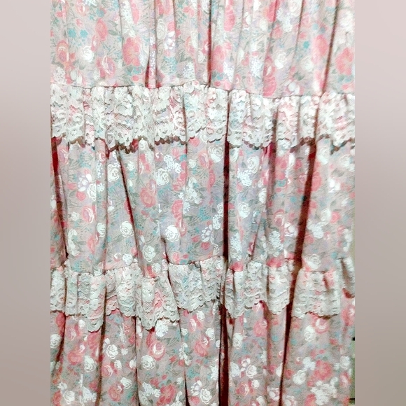 Vintage Floral Lace Dress. - Picture 3 of 4
